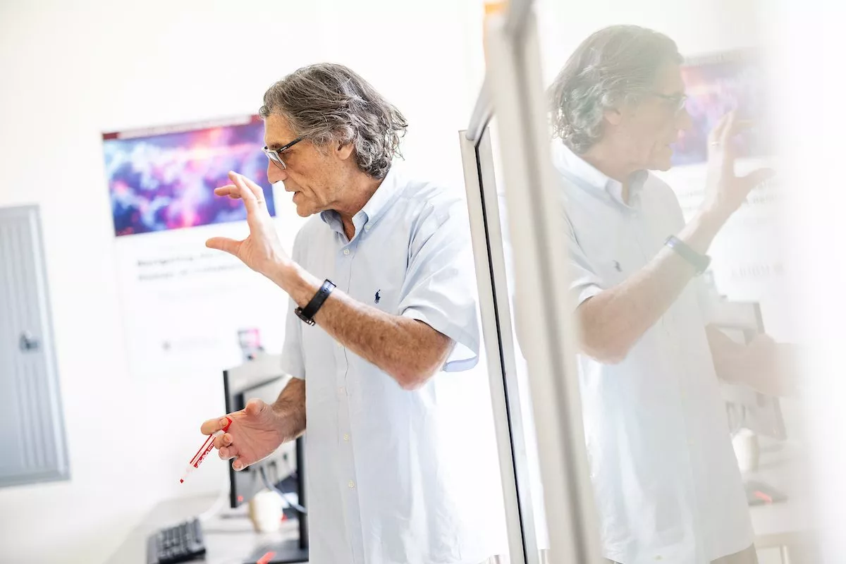 Quinlan School of Business Professor Steven Platt teaches in the Applied AI Lab in the Schreiber Center.