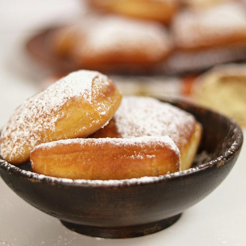 A bowl of powdered beignets